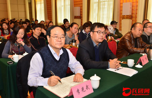 4-2兵团文联主席李光武（左一）、副主席苗宏和学员一起呼讲座