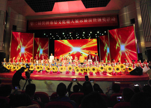 图八：兵团第二届文化能人大赛颁奖会活动现场，全体获奖歌手合唱《兵团进行曲》。（摄影：张国成）