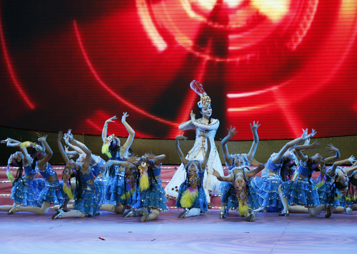 图五：兵团第二届文化能人大赛颁奖活动现场，由一师、六师、十师、十三师演员表演的获奖舞蹈串烧《绽放的花》。（摄影：张国成）