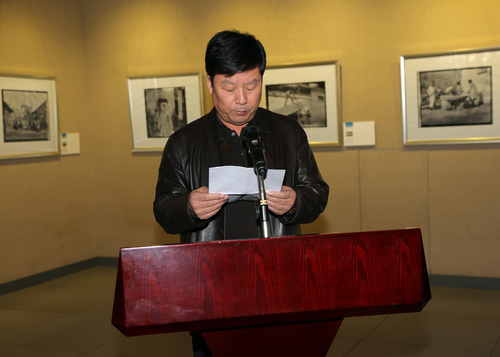 图二：兵团文联党组成员、文联副主席秦安江致词。