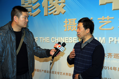 图四：中国艺术研究院院长助理、中国摄影家协会副主席李树峰接受媒体的采访。