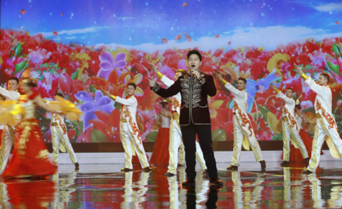 兵团歌舞团演员刘超在在演唱。（摄影：张国成）