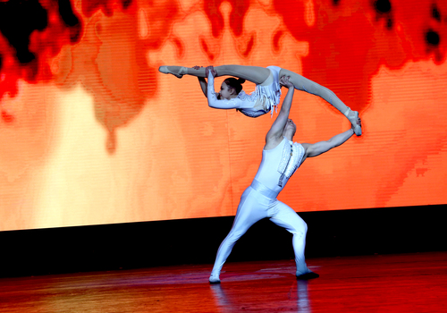 15兵团杂技团演员表演杂技《肩上芭蕾》