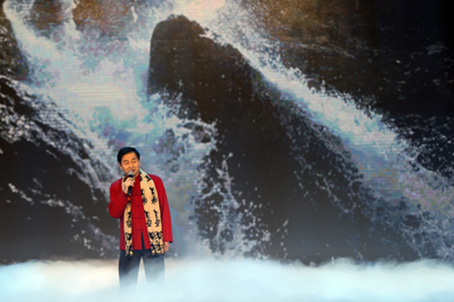 北京朗诵研究会会员朗诵艺术家，副教授，演员一舟在朗诵诗人昌耀的诗《河床》（摄影：张国成）