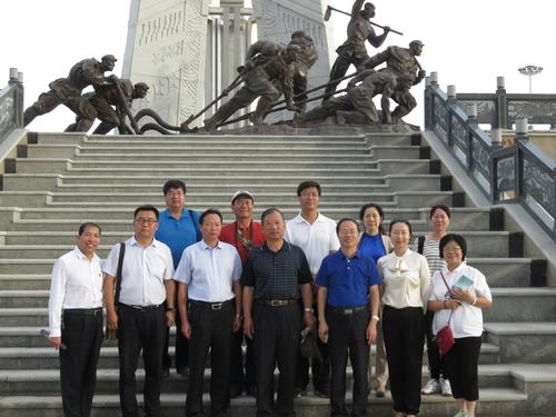 2.中国民协专家组一行在兵团文联副主席苗宏（左二）等陪同下，赴一师调研