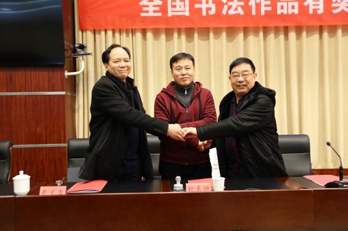 主办方代表张高鹏（中）与协办方代表高金亮（右一）、武夫安（左一）签订冠名合作协议。（摄影 丁磊）